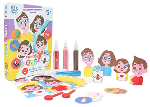 Sabbiarelli Sand-it For Fun - Kit GBR Familie, Kreativ-Set 2-in-1 für Kinder ab 5: 5 Selbstklebende Bögen für ein Kooperatives Brettspiel und 6 Farbsandstifte, Manuelle Aktivität, Geschenkidee