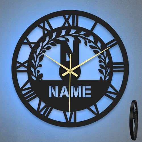KOLOWKO Orologio da parete personalizzato - Orologio in metallo con nome personalizzato e luci LED, orologio da parete silenzioso da 15,7 pollici in ferro rotondo per l'arredamento della casa