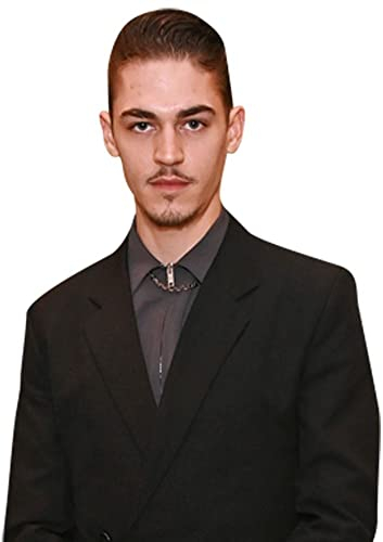 Hero Fiennes Tiffin (Black Suit) Découpage du copain à mi-corps