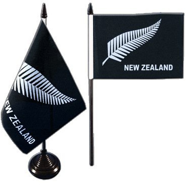 Flaggenfritze Tischflagge Neuseeland Silberfarn 10 x 15 cm, neuseeländische Flagge, reißfestes Polyester, farbintensiver Siebdruck, kleine Fahne mit Kunststoff-Sockel