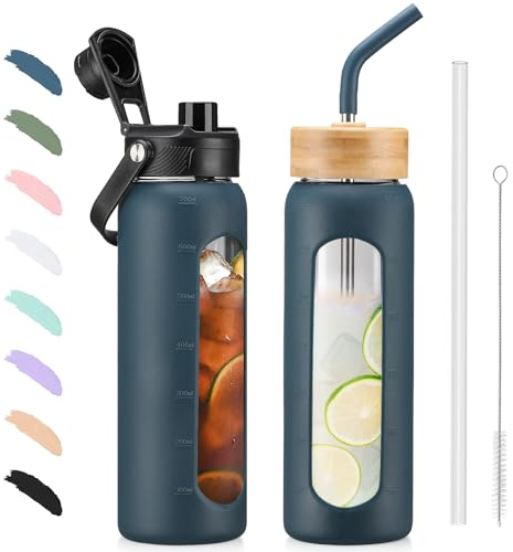 BLUEGO 700ml Glaswasserflasche mit Strohhalm und 2 Deckeln Kaffeetasse aus Glas mit Zeitmarkierung und Silikonschutz Glasbecher für Getränke Soda Cola BPA-frei, Dunkelblau