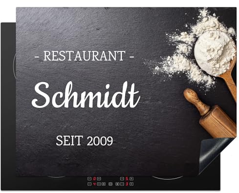 KitchenYeah© Herdabdeckplatte Personalisiert Einteilig Küche Abdeckplatte | 52L x 81B cm - für Ceranfeld Abdeckung Induktionskochfeld Aufrollbare Matte Restaurant - Name und Jahr - Beton
