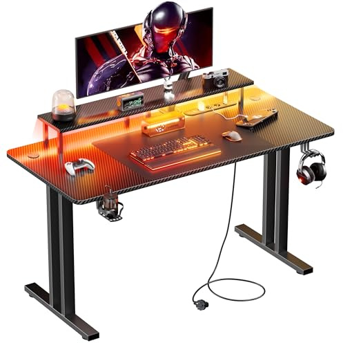 HLFURNIEU Scrivania Gaming LED 140 x 60 cm, Tavolo Gamer con Presa di Corrente e Supporto per Monitor, Postazione Gaming con Porta Bicchiere e Gancio per Cuffie, Superficie in Fibra di Carbonio, Nero