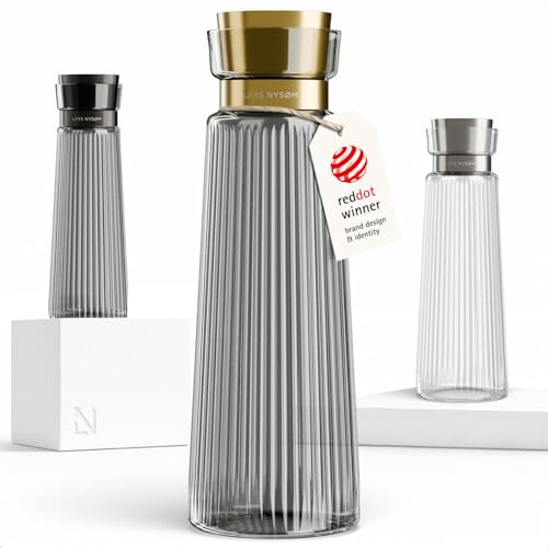 LARS NYSØM Vattenkaraff 1,5l med Integrerad Sil i Rostfritt Stål | Elegant Glaskaraff & Kanna för Juice, Lemonad | Modern Räfflad Vattenkanna för Vardag & Gäster (Graphite/Gold, 1500ml)