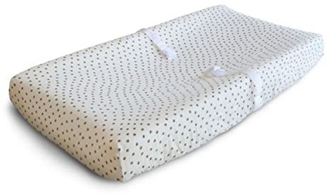 Mushie Waschbar Baby Wickelauflagenbezug | 70x45 cm, Passend für Standard-Wickelauflage | Verstellbare Sicherheitsgurte | Sichere & Hochwertige Baby Zubehör | Bloom