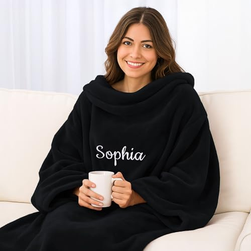 Deitert Kuscheldecke XL mit Ärmeln - Bestickt mit Namen oder Wunschtext - extra große Ärmeldecke - gemütliche Wohndecke - personalisiertes Geschenk für Männer und Frauen 150 x 240 cm schwarz