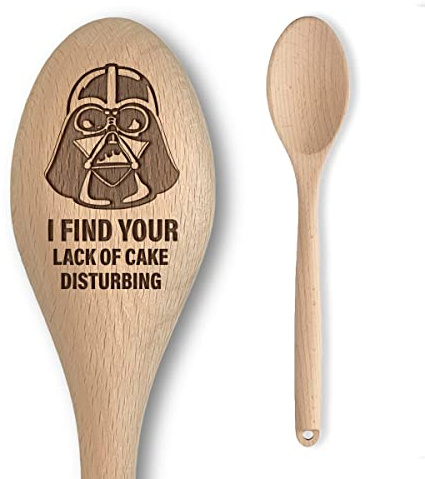 Cucchiaio di legno ispirato a Star Wars Vader – “Trovo la tua mancanza di torta disturbante” Iscrizione – Divertente parodia di cottura e di pasticceria, regalo per uomini e donne - Articolo non