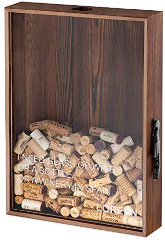 Maverton Kronkorkensammler Korkensammler mit Gravur + mit Flaschenöffner - Deckelsammler zum Aufhängen personalisiert - Geschenk für Frauen zum Geburtstag - 44,7x32x8cm - aus Holz Zitat