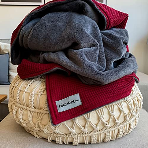 blanketino Kuscheldecke - Kuschlig warme Sofadecke Wohndecke 145 x 210 cm aus extra weichem Wellnessfleece & hochwertiger Baumwolle in versch. Farben - Made in Germany (Weinrot | Stahlgrau)
