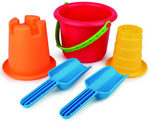Hape 5-in-1 Strandset Sandspielzeug mit 2 Schaufeln, Eimer, Sieb und Förmchen, ab 18Monaten