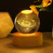 HOTUT Lampe Boule de Cristal 3D, Boule de Cristal Veilleuse 3D Système Solaire, Lampe 3D avec LED Multicolore Base en Bois, Cadeau de Saint-Valentin, Cadeaux d'astronomie pour Enfants - Plug-in