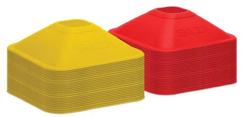 SKLZ Mini Cones – 5 cm träningskoner (set om 50) för smidighets- och hastighetsövningar – stabil fyrkantig bas – högsynliga gula och röda koner – inkluderar bärrem för enkel transport och uppsättning.