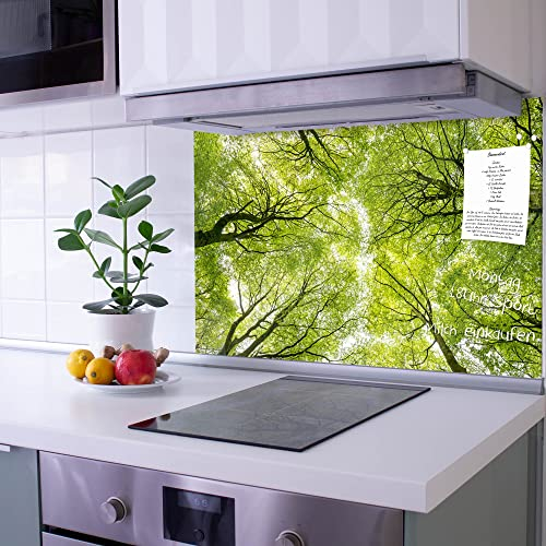 banjado Küchenrückwand Glas ohne Bohren 120x80cm – Glasrückwand Küche mit Motiv Zwischen Bäumen/Spritzschutz Küchenrückwand Glas/selbstklebende Küchenrückwand Platte - magnetisch & beschreibbar