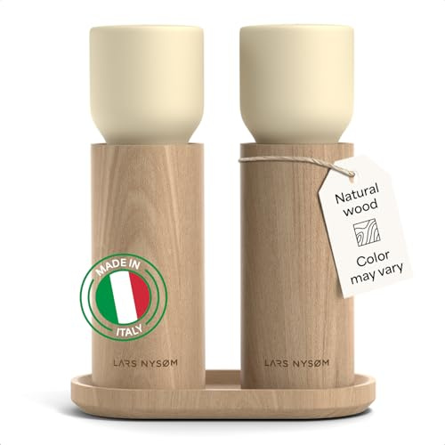 LARS NYSØM Set de molinillos manuales y bandeja en madera – Molino sal/pimienta con muelas cerámicas ajustables – Elegante diseño de haya para cocina o mesa (Almond Beige)