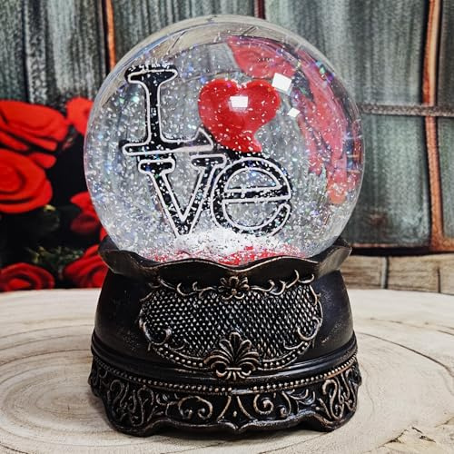Schneekugel Liebe mit Herz | Schriftzug Love auf Sockel Nostalgie | Mit Spieluhr | Glas Schüttelkugel | Höhe 14 cm, Breite 10 cm | Geschenk Valentinstag Partnertag | Musik | 10014
