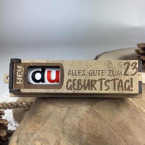 Urhome Geschenkbox Alles Gute zum 23. Geburtstag mit Duplo Schokoriegel - Überraschung Holzbox mit Spruch Gravur inkl. Schokolade Geschenk Riegel - Geburtstagsgeschenk für Erwachsene Mann Frau