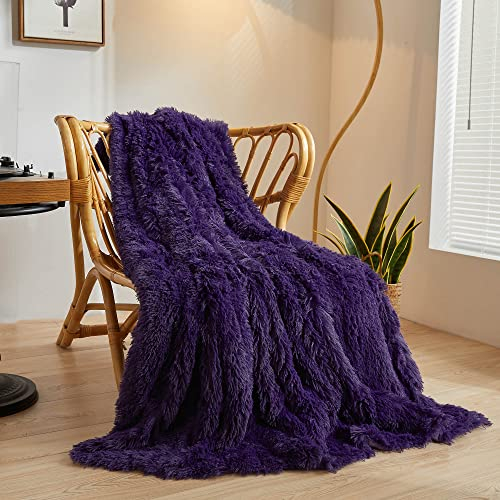 XeGe Luxuriöse Flauschige Couchdecke - Sofa Kuscheldecke, warme winterliche Sofadecke, hochwertige Kunstpelz-Decke, zottelige Plüschdecke, 127x152 cm pelzige Wohndecke für Couch, Violett