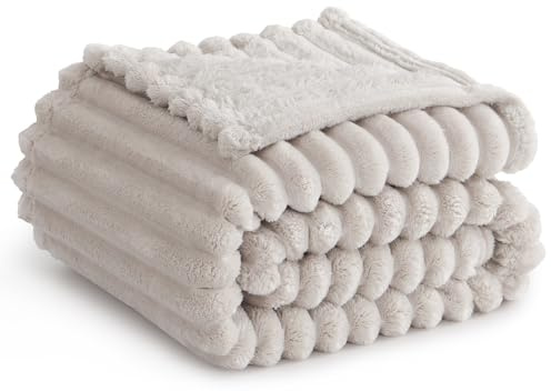 RUIKASI Kuscheldecke Flauschig Decke Beige - 130x150cm Fleecedecke Sofadecke Couchdecke für Wohnzimmer Deko Tagesdecke Blanket, Weiche Wolldecke Warme Korddecke als Wohn- & Kuscheldecken