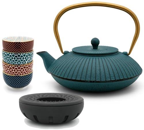 Bredemeijer flache blaue Teekanne 1.1 Liter Gusseisen - Gusskanne Set im asiatischen Look & Edelstahl Tee-Filter Sieb-Einsatz für losen Tee & 4 Porzellan Tee-Becher & Stövchen