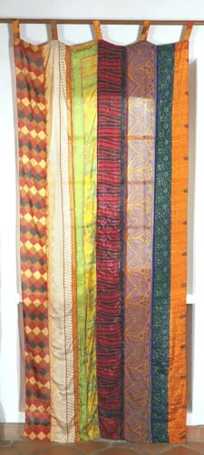 Seidiger Vorhang Gardine aus Patchwork Sareestoff, Unikat, mix/bunt | Blickdicht, lichtdurchlässig, kunstvoll verarbeitet, für gemütliche Atmosphären, aus upgecycelten Saris, 1 Stück