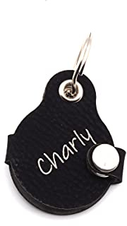 CopterFarm Hundemarkentasche für Hunde am Halsband | mit Gravur, Druckknopf | Kunstleder, Echtleder | Hundemarke | individuell beidseitig graviert (Schwarz, Birne)