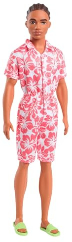 Barbie Fashionistas Ken-Puppe Nr. 235 brünett mit geflochtenen Haaren, korallenfarbenem Jumpsuit mit Hawaii-Muster und grünen Sandalen, HYT99
