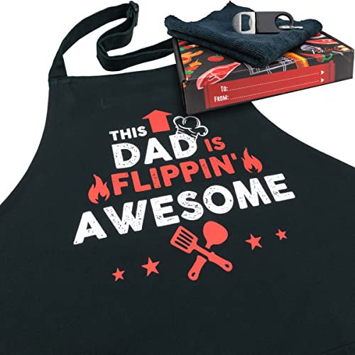 FixGrub Tablier de barbecue pour papa, tablier amusant, tablier de barbecue, tablier de chef, tablier de cuisine noir avec 3 poches, décapsuleur, serviette et boîte cadeau inclus, 100% coton durable,