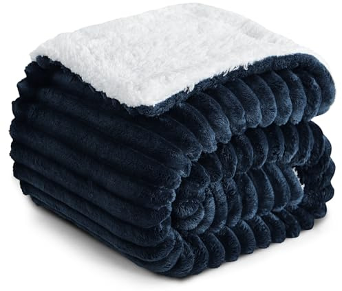 RUIKASI Sherpa Decke 150x200 cm XL Blau - Extra Warme & Flauschige Kuscheldecke mit Cord, Dicke Winterdecke für Sofa & Couch