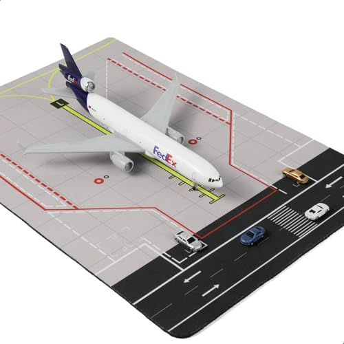 QIYUMOKE 1/300 kompatibel med FedEx MD-11 flygplansmodell med gummiflygplatsmatta och 5 bilar för gjuten metall modellbyggsats för vuxna flygfartssamlare (matta: 25 × 35 cm)