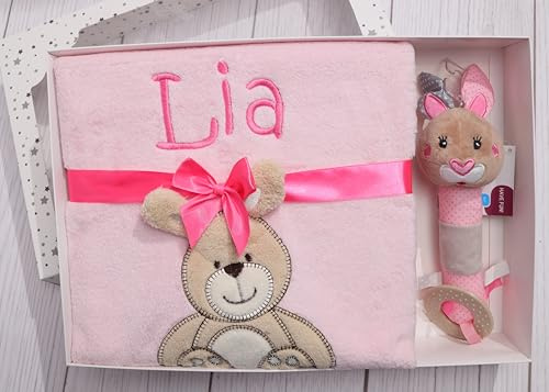BotoBaby ★ GESCHENKSET Babydecke mit Namen und Datum Bestickt + Stabgreifling Hase + Geschenkbox ★ Geschenk ★Geburt ★ Taufe ★ (Set 27)