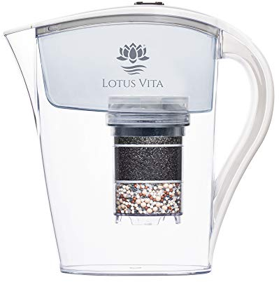 Lotus Vita FAMILY weiß - Wasser Filterkanne mit Kartusche, Reduziert Kalk Chlor Blei aus Leitungswasser durch Aktivkohle Ionentauscher, BPA-frei