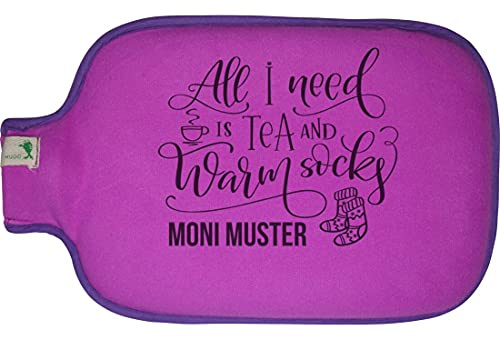 Hugo Frosch Wärmflasche mit Namen - personalisiert - Motiv All i need is tea - viele Farben & Motive – Wärmflasche - beere - Größe 19,5 x 31,5 cm - persönliches Geschenk mit Wunsch-Motiv und Wunsch-N