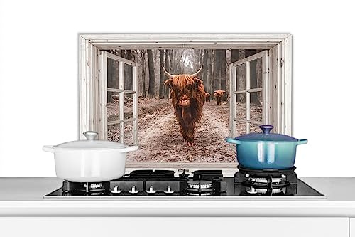 KitchenYeah© Küchenrückwand Platte Spritzschutz Küche Deko Aluminium Platte | 70x50 cm - Wandschutz Küchen Zubehör WandverkleidungDurchsichtige - Schottisches Hochlandrind - Kuh - Fenster - Wald