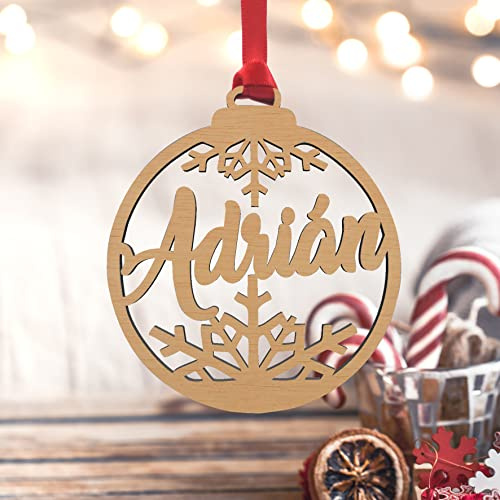 Bola de Navidad Personalizada con Nombre de Madera, Copos de Nieve. Regalo Original Personalizado de Madera. Adorno para árbol de Navidad. Cordel de Raso Rojo incluído. (Pack 3)