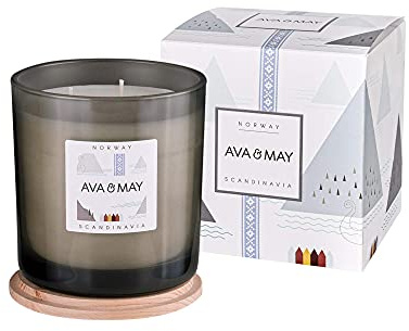 AVA & MAY Grande bougie parfumée Norvège (500 g) – Bougie vegan au parfum enivrant d’ambre, muguet et musc – Bougie artisanale avec bougeoir en verre