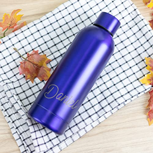 Made in Gift Botella Mediana 22cm de Acero Inoxidable con Capacidad de 550ml Personalizada con Nombre o Texto Grabado a Láser Imborrable sobre Colores Metálicos Oro, Azul o Rosa(Azul)
