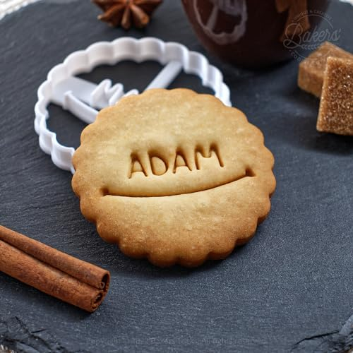 Bakers'Tricks - Emporte-pièce biscuit prénom personnalisé - Rond cannelé | Idée cadeau personnalisable | Solide - Qualité supérieure | Recette Facile Disponible | Conçus et fabriqués en France