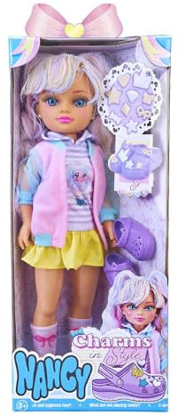 Nancy Charms in Style, Muñeca de Estilo Kawaii con Falda de Tablas y Sudadera Estampada, Chaleco y Calcetines hasta la Rodilla, Incluye Zuecos para Charms, +3 años, Famosa (NAC90000)