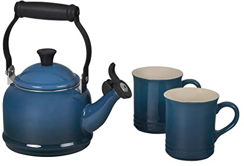 Le Creuset Juego de 2 tazas de acero esmaltado y gres, 1.25 cuartos de galón, hervidor y (2) tazas de 14 onzas, verde azulado profundo