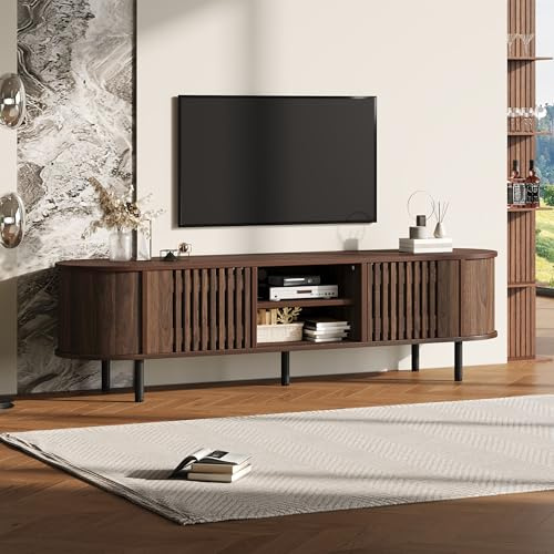 QXJVA Meuble TV en noyer - 160 cm - Pour téléviseur jusqu'à 65 - Avec design à lamelles et coins arrondis - 2 portes et compartiments ouverts - 5 pieds stables - Pour salon