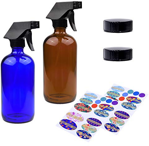 2 Botellas de aceite esencial de 240ml (azul cobalto y marrón ambarino), 2 Atomizadores de Pistola con Vapor, Chorro Potente y Configuración 'Desactivado', 2 Tapas para Almacenamiento, 78 Etiquetas