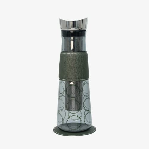 Eigenart Eve Circular green Karaffe aus Glas mit Deckel, Sieb und veganer Kunstleder-Manschette und Untersetzer, BPA frei, 1,25L, 31009