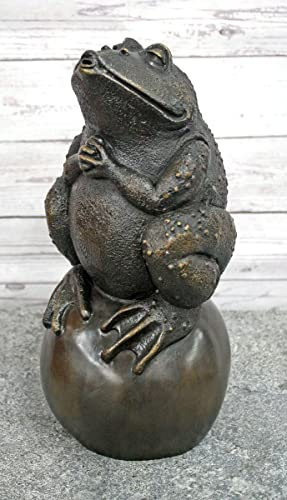 H. Packmor GmbH Bronzefigur küssender Frosch auf Einer Kugel sitzend Wasserspeier Brunnenfigur - 16x34x16cm
