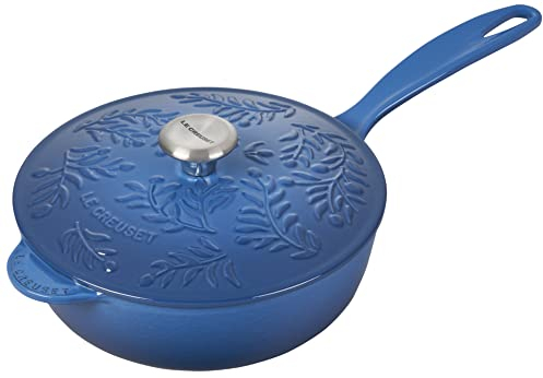Le Creuset Olive Branch Collection - Saucier de hierro fundido esmaltado, 2.25 cuartos de galón, Marsella con tapa en relieve