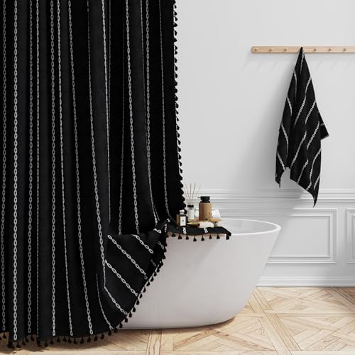 BTTN Boho Farmhouse Duschvorhang, Schimmelresistenter gestreifter Leinenstoff mit Quasten, Langlebig und Waschbar, Vintage Bohemian Dekorative Duschvorhang-Set mit 12 Haken, 182 x 182 cm, Schwarz