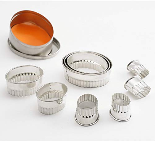 Thermohauser 8300031872 - Juego de moldes para galletas (acero inoxidable, ovalados, borde ondulado, 9 piezas) 2,4 – 8,2 cm, empaquetado en caja de almacenamiento de hojalata.