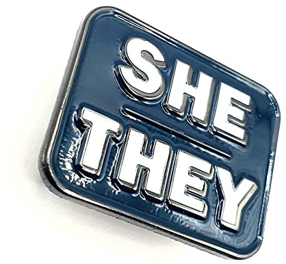 Anstecknadel She/They, Metall, Emaille, Blau, Metall