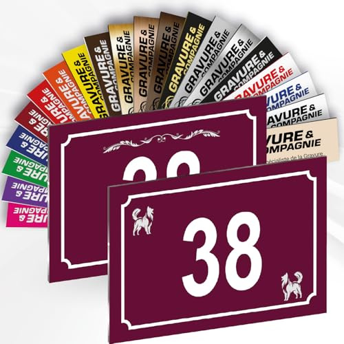 Hausnummer Schild – Dekorative personalisierte PVC Außenplatte mit gravierter Nummer & Motiv – Befestigung nach Wahl (Klebefolie oder Schrauben) – 15 x 10 cm (Bordeauxrot + Design)