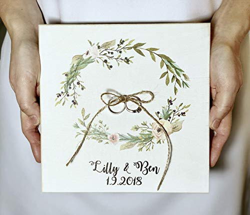Ringkissen aus Holz mit Blumenkranz, Namen und Datum
