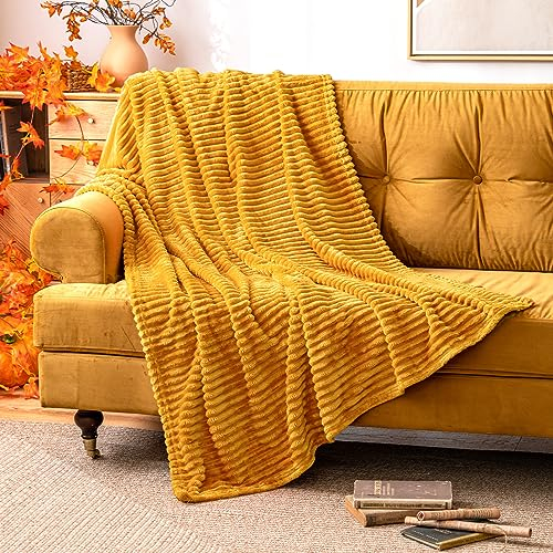 MIULEE Kuscheldecke Fleecedecke Flanell Decke Pompoms Einfarbig Wohndecken Couchdecke Flauschig Überwurf Mikrofaser Tagesdecke Sofadecke Blanket Für Bett Sofa Schlafzimmer Büro 125x150 cm Orangegelb